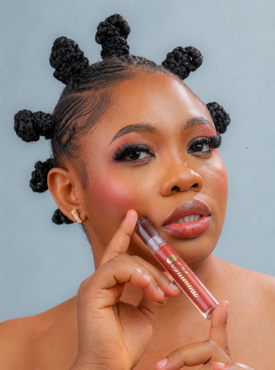 Model applying Ama pink gloss
