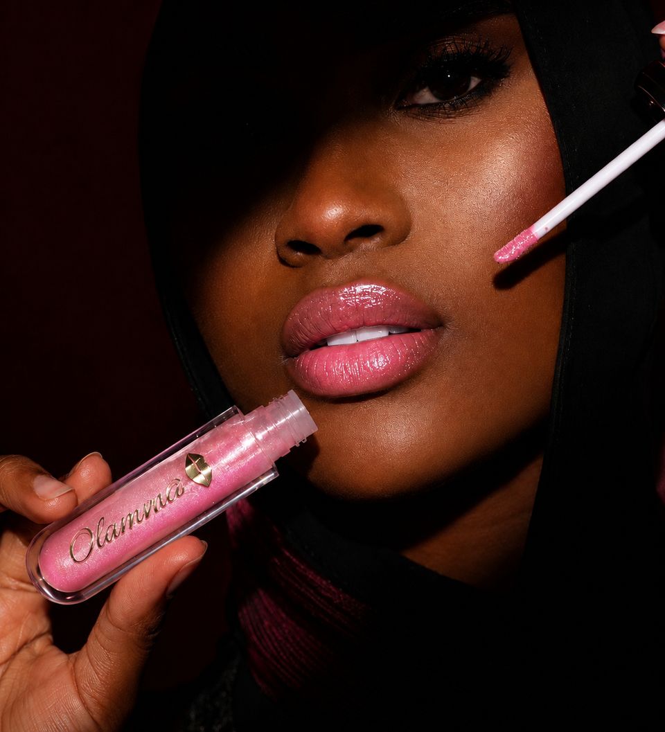 Model applying shimmer gloss
